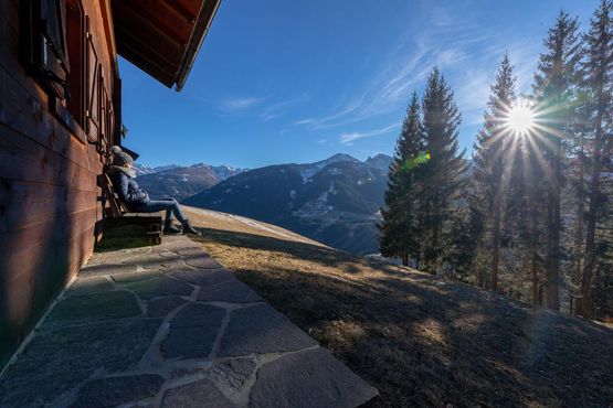 Aussicht genießen vor der Hütte