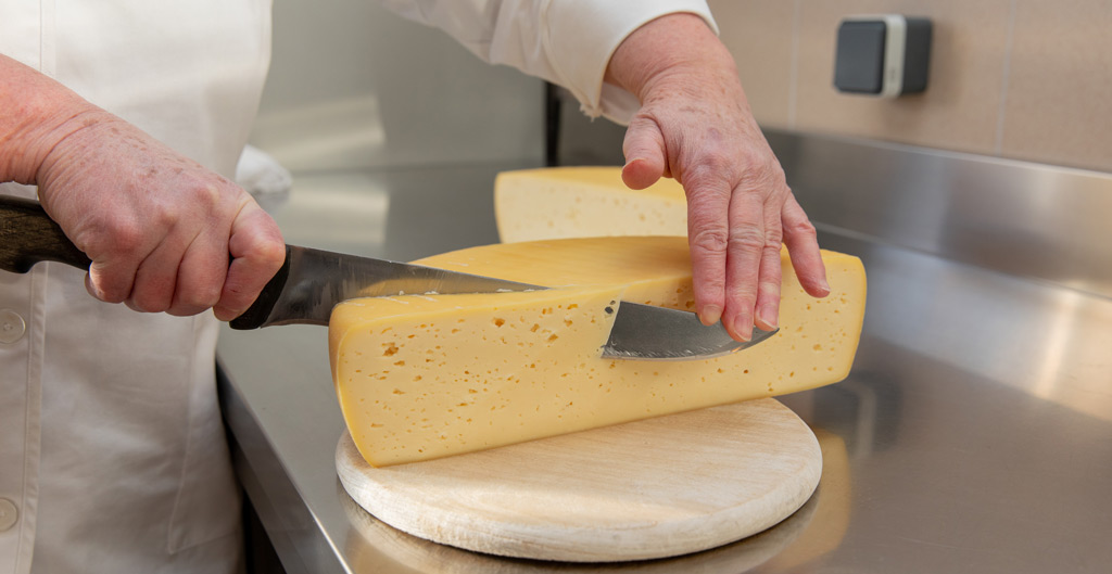 Käse wird geschnitten